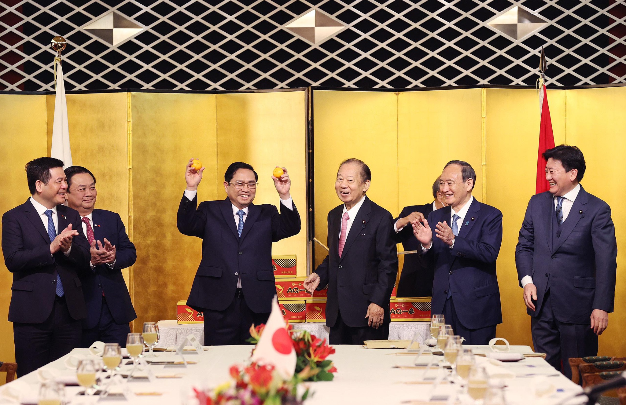 Reunión entre el primer ministro Pham Minh Chinh y el exprimer ministro japonés
