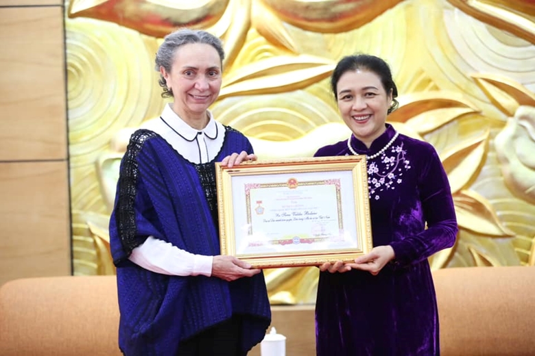 Condecorada la embajadora mexicana en Vietnam