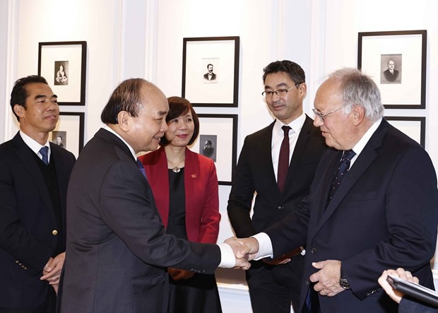 Nguyen Xuan Phuc se reúne con funcionarios suizos en su visita al territorio europeo