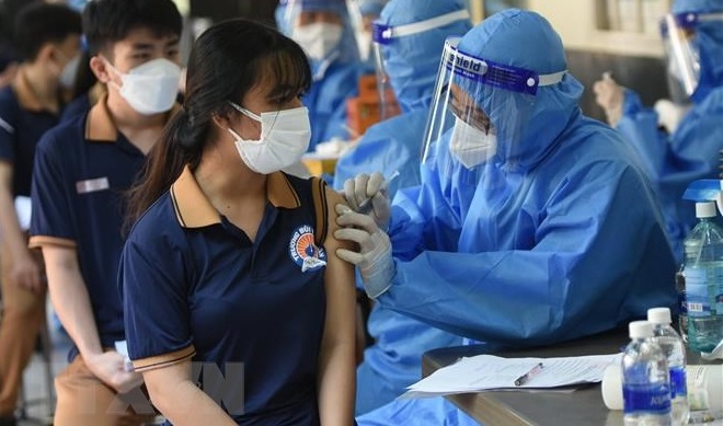 Hanoi realiza vacunación del COVID-19 para menores entre 12 y 17 años