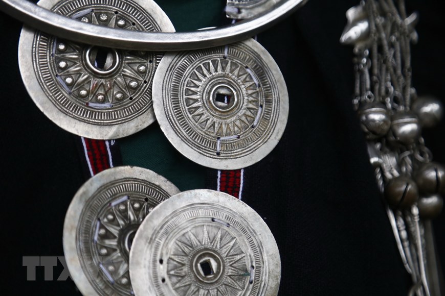 Joyas de plata en trajes tradicionales de la etnia Dao Tien
