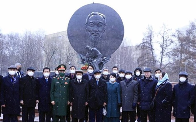 Ofrenda floral ante la estatua del Presidente Ho Chi Minh y la Tumba del Soldado Desconocido en Rusia