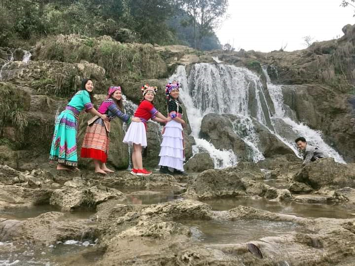 La cascada de Lung Phinh, un destino turístico atractivo en Lao Cai