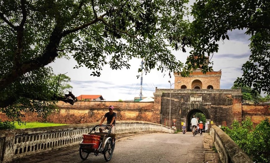 Belleza arcaica de las puertas principales de la Ciudadela Imperial de Hue en Vietnam