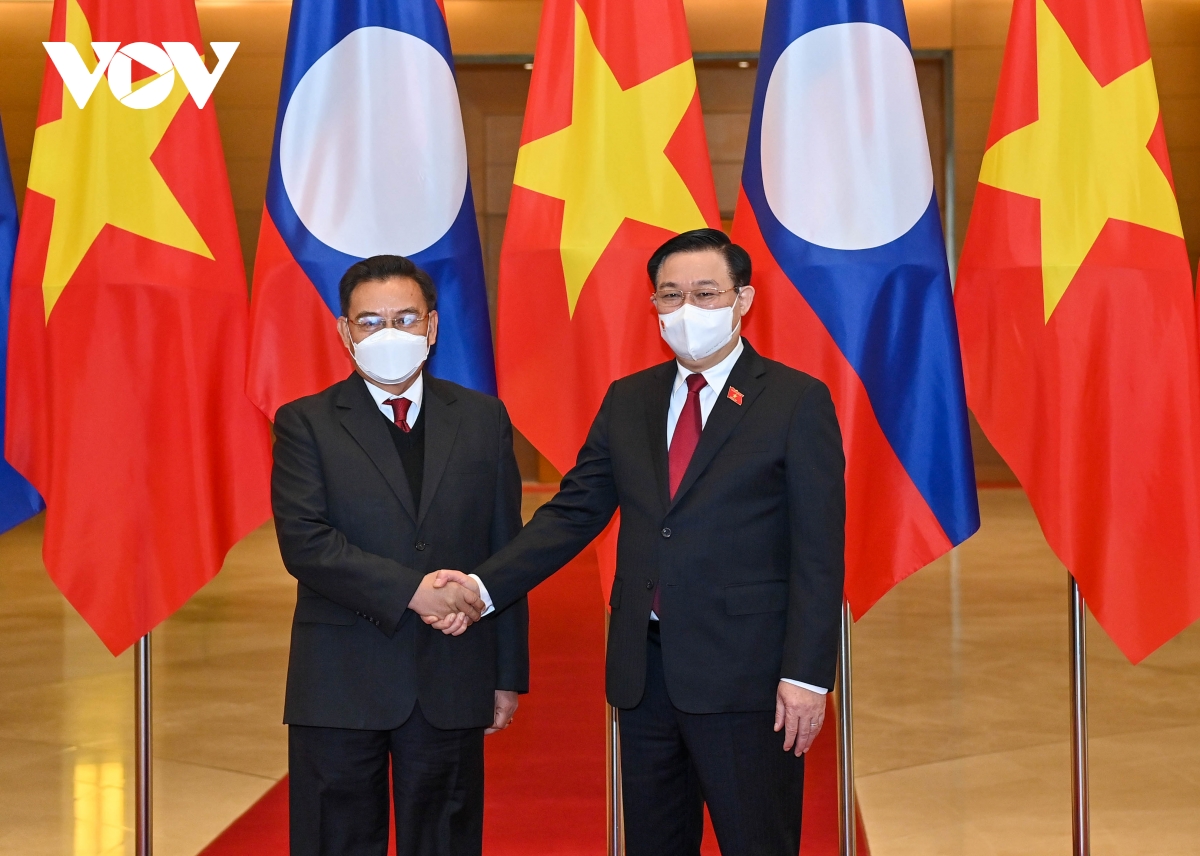 El presidente del Parlamento vietnamita da la bienvenida a su par de Laos