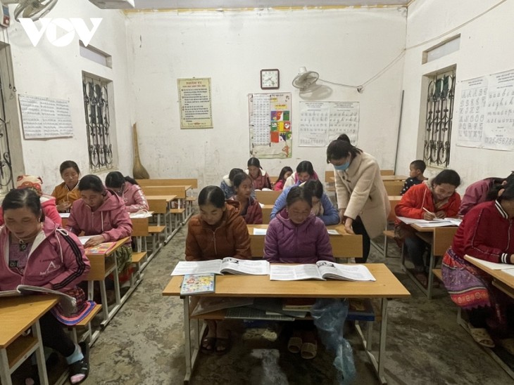 Cursos de alfabetización para étnicos Mong en Son La