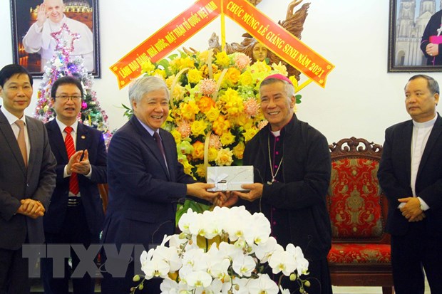 Titular del Frente de la Patria felicita a los católicos de Vinh