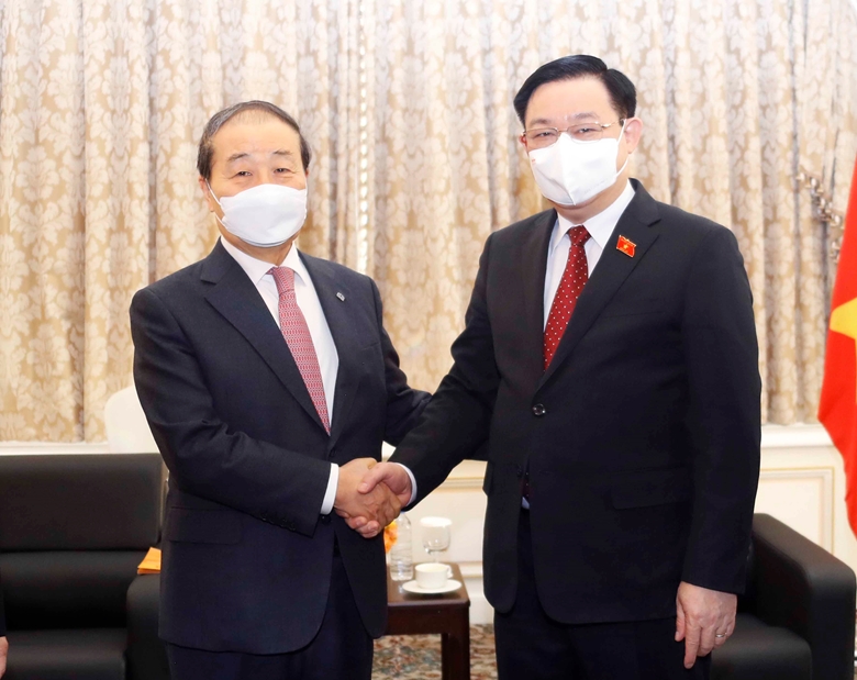 El presidente de la Asamblea Nacional se reúne con el presidente de de la Asociación de Amistad Corea-Vietnam y con descendientes de familias vietnamitas