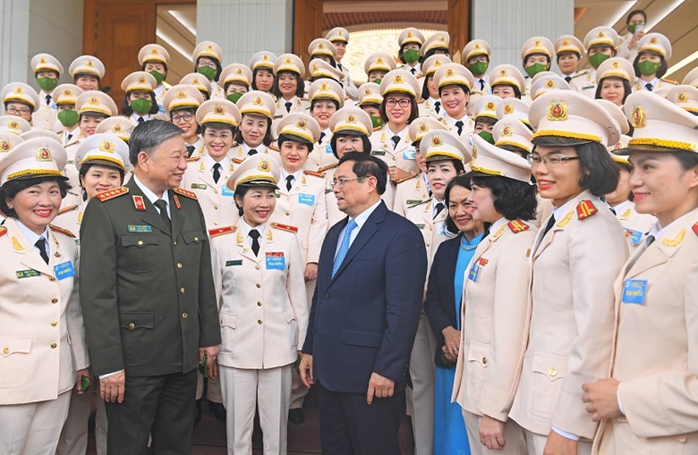 El jefe del Gobierno homenajea a las mujeres de las fuerzas de seguridad pública