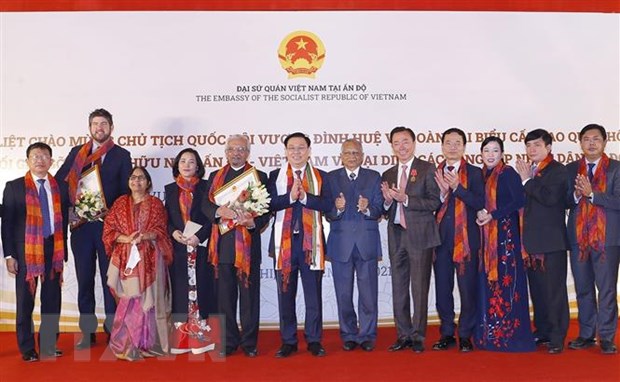 Reunión entre el presidente de la Asamblea Nacional y líderes de asociaciones de amistad India-Vietnam