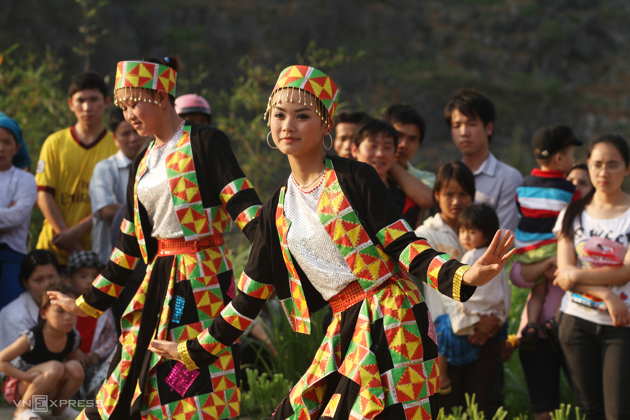 Bailarinas de etnia lolo en la danza tradicional