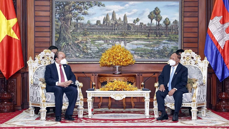 El presidente Nguyen Xuan Phuc se reúne con el presidente de la Asamblea Nacional de Camboya, Heng Samrin