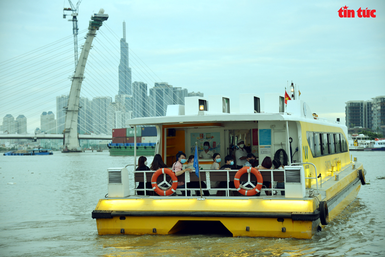Experimentan paseos nocturnos en barco en Ciudad Ho Chi Minh