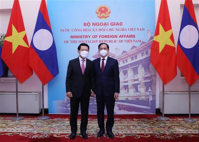 Los ministros de Relaciones Exteriores de Vietnam y Laos copresiden la octava consulta política