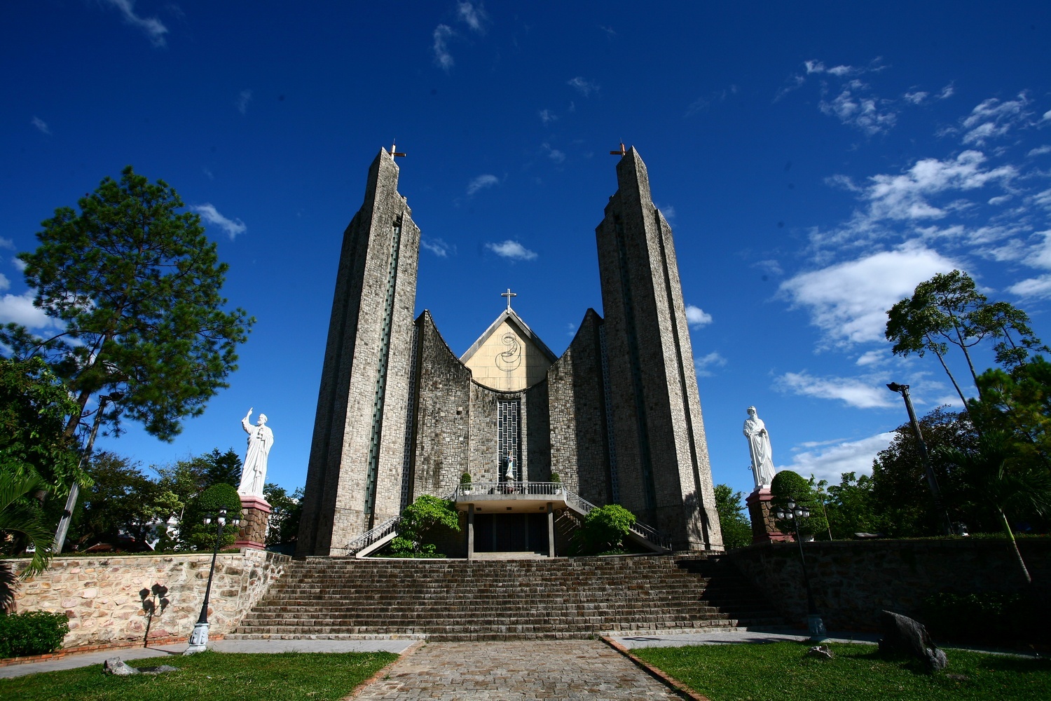 La característica arquitectura de la iglesia de Phu Cam
