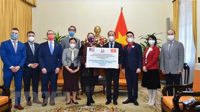 Vietnam apoya a las familias de las víctimas afectadas por desastres naturales en Estados Unidos