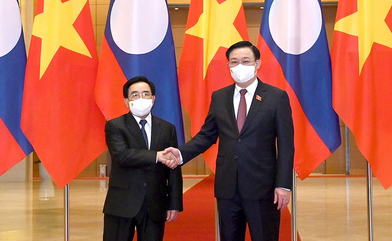 El primer ministro de Laos se entrevista con el presidente del Parlamento de Vietnam