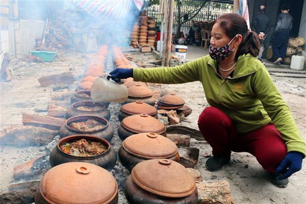 Pescado cocinado a fuego lento en Nhan Hau