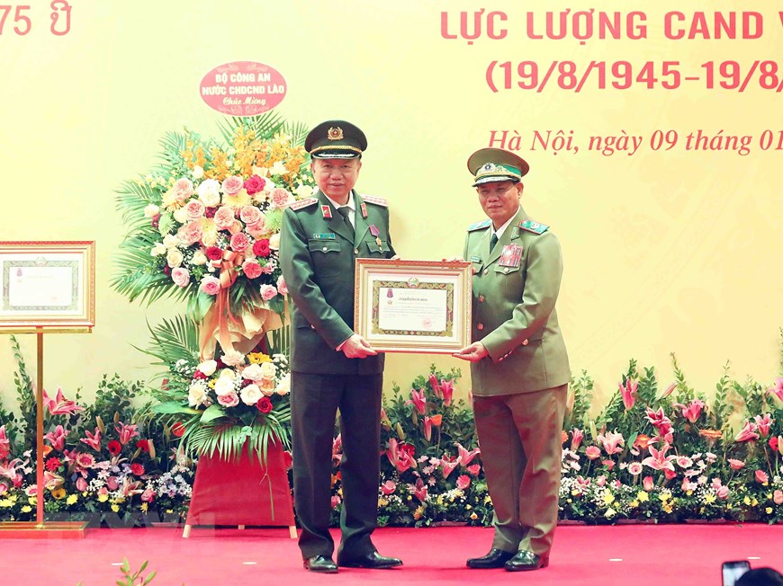 El acto de entrega las Órdenes de Laos al Ministerio de Seguridad Pública de Vietnam