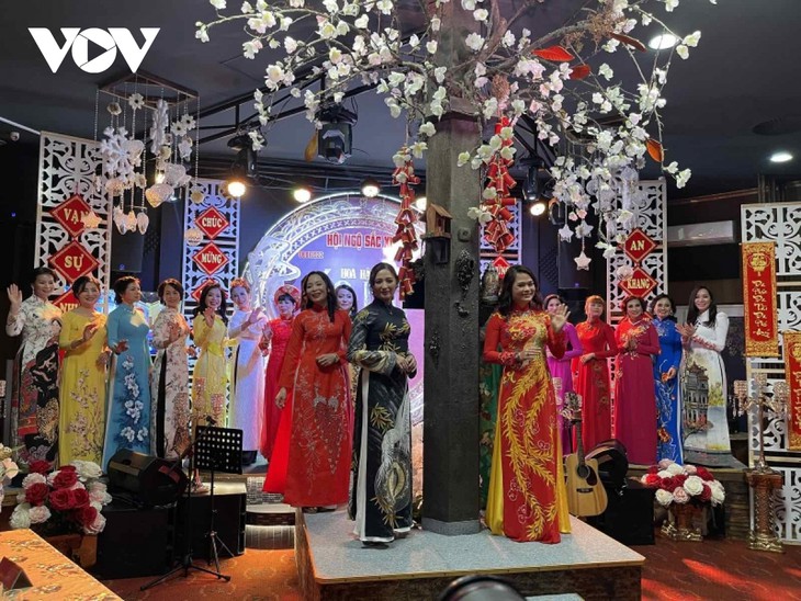 El traje tradicional Ao Dai, protagonista en la Feria de Primavera en Praga
