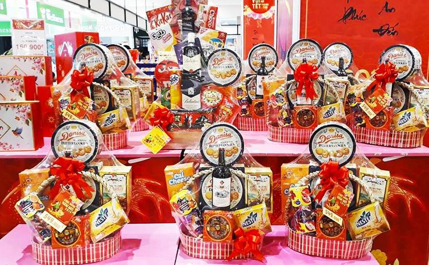 Las cestas de regalo Tet, más asequibles con productos locales