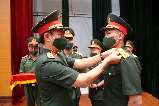 Convertir la Universidad de Oficiales Políticos en la instalación líder del sistema de educación militar