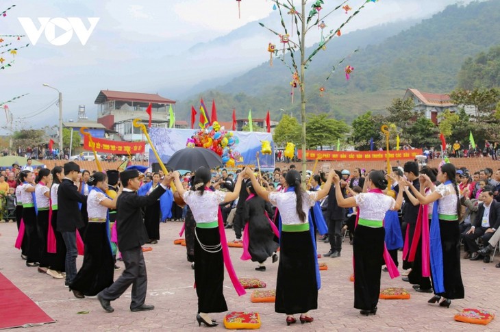 El baile popular del grupo étnico Thai