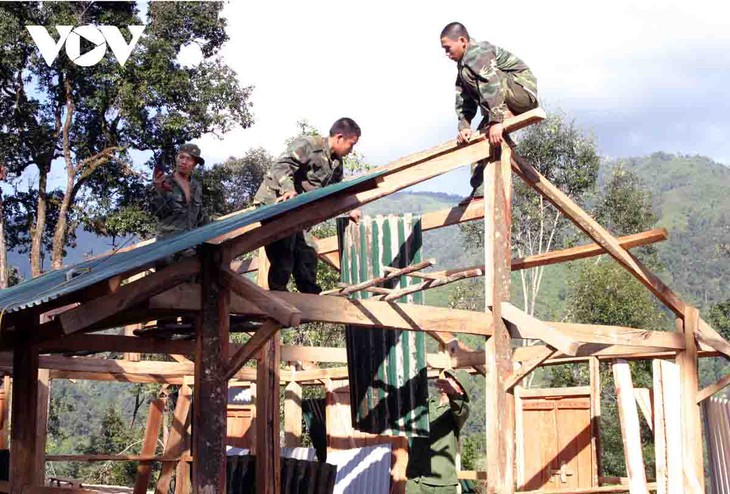 Árboles de hoja caduca y la nueva vida de la etnia La Hu en Lai Chau
