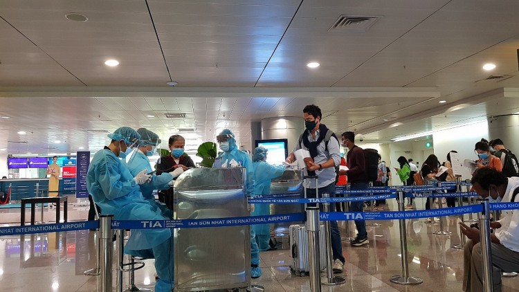 ¿Cuáles son los procedimientos para que los vietnamitas en el extranjero regresen a Ciudad Ho Chi Minh para celebrar el Tet