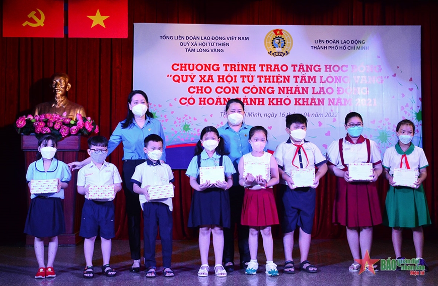 El Fondo Social de Solidaridad Corazón Dorado otorga becas a niños en circunstancias difíciles en Ciudad Ho Chi Minh