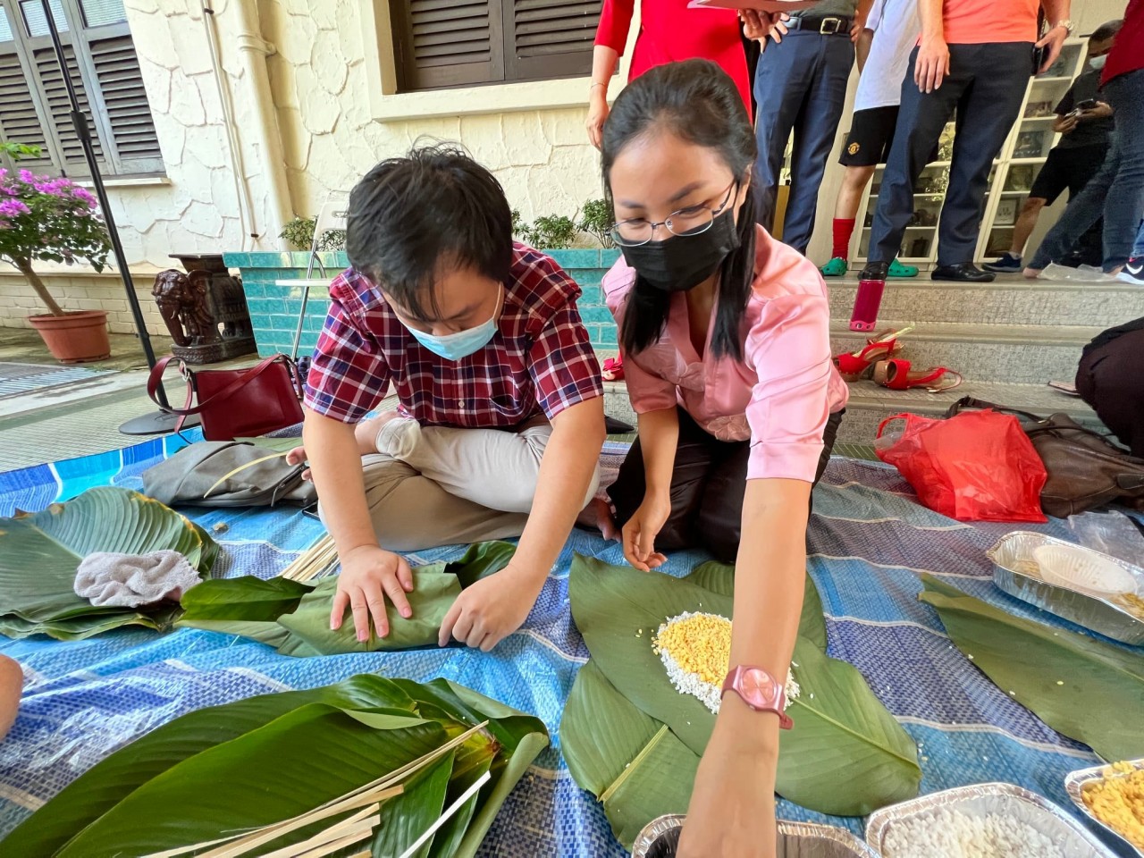 La comunidad vietnamita en Singapur participa en el concurso de envoltura de “banh chung” con motivo del Tet