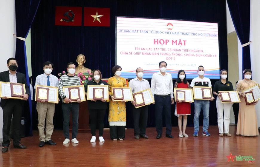 Homenaje a las organizaciones voluntarias en la lucha contra la pandemia en Ciudad Ho Chi Minh