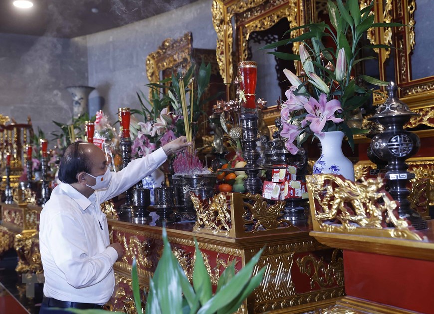 El presidente Nguyen Xuan Phuc ofrece incienso para conmemorar a los Reyes Hung en la ciudad de Can Tho