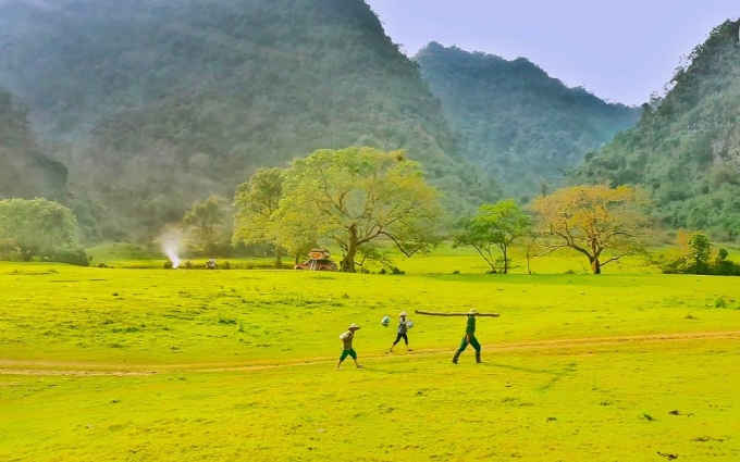 Disfrutar de la belleza primitiva de la estepa entre montañas rocosas