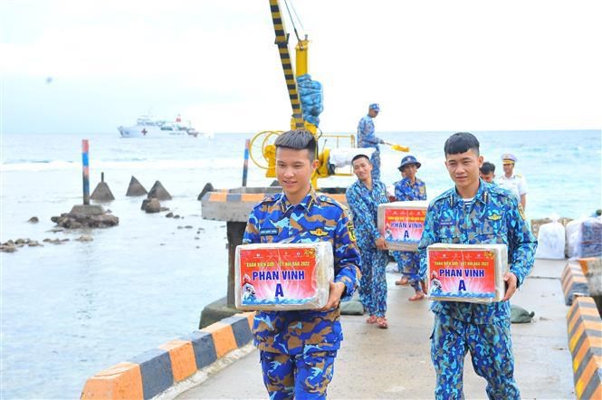 Llevan la primavera a oficiales y soldados vietnamitas del distrito insular de Truong Sa