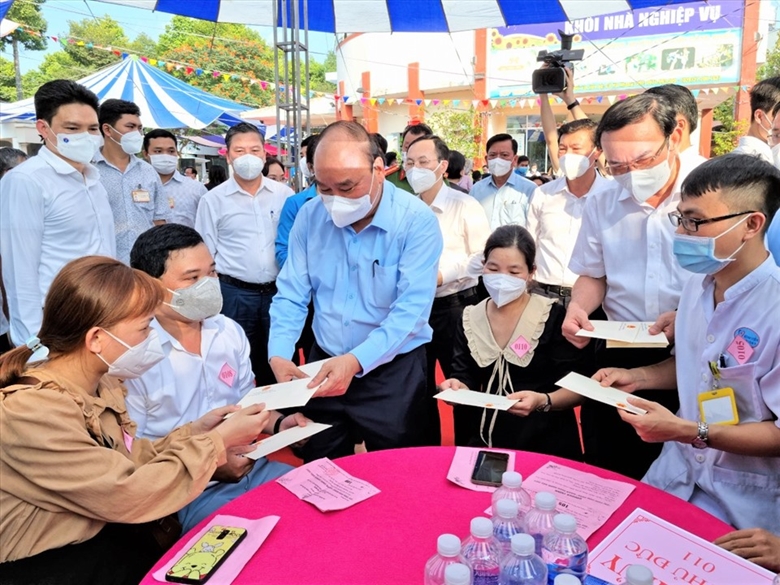 Presidente estatal realiza visita del Tet a trabajadores de Ciudad Ho Chi Minh
