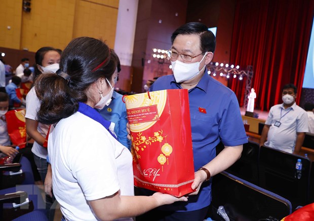 El presidente de la Asamblea Nacional se une a los trabajadores de Binh Duong en la celebración del Tet
