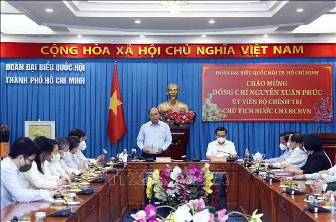 El presidente Nguyen Xuan Phuc se reúne con los diputados de la AN de Ciudad Ho Chi Minh