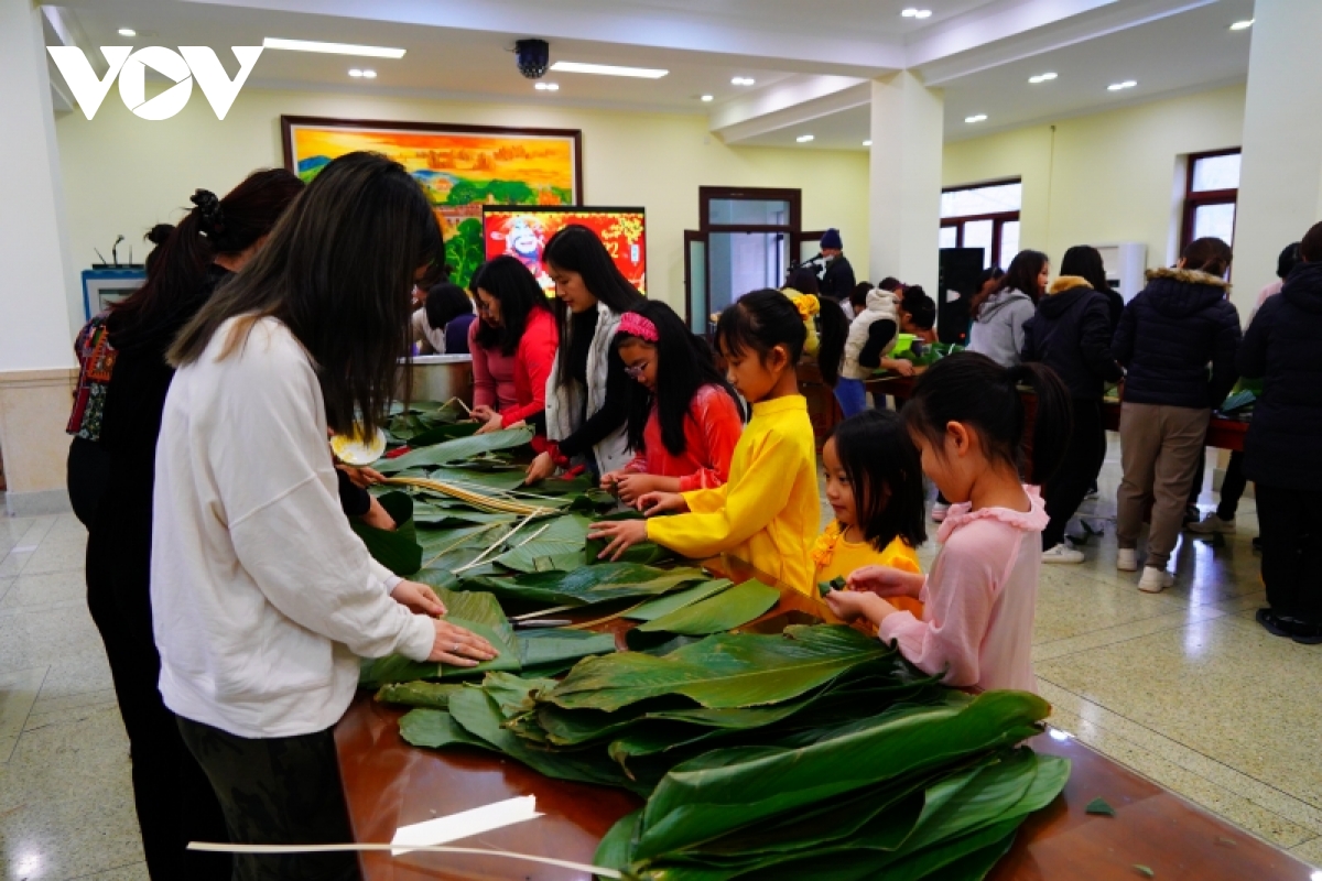 Vietnamitas residentes en Beijing hacen Banh Chung