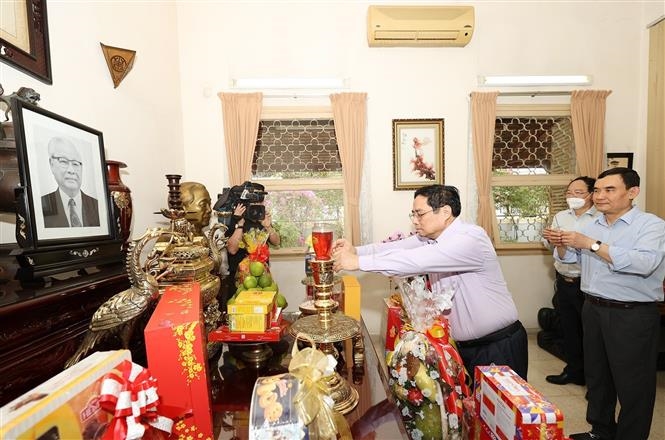 El primer ministro deposita inciensos en homenaje a ex dirigentes del Gobierno