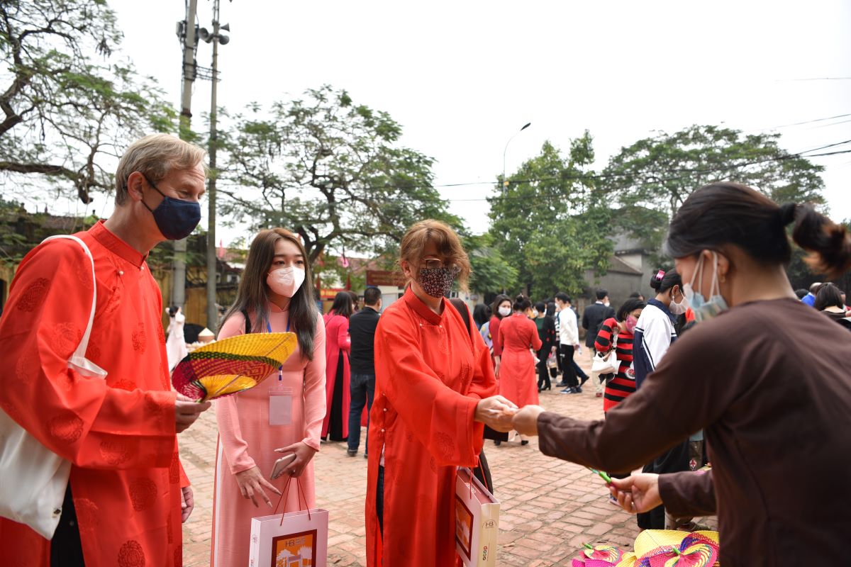 La festividad del Tet, recreada en el antiguo pueblo de Duong Lam