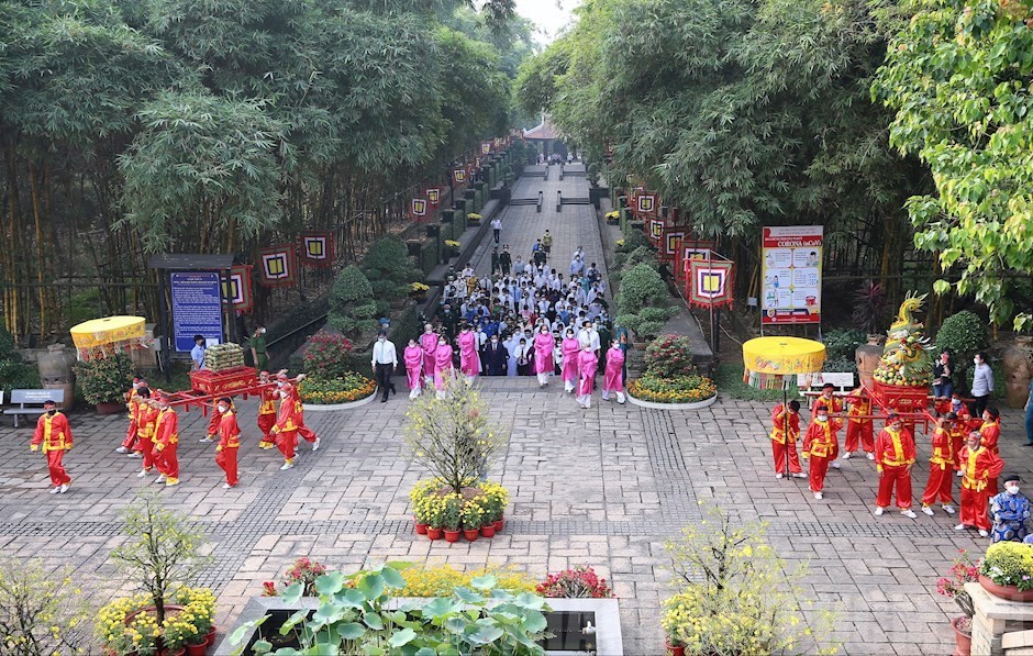 Ceremonia en Ciudad Ho Chi Minh para ofrecer “banh tet” a los Reyes Hung con motivo del Tet