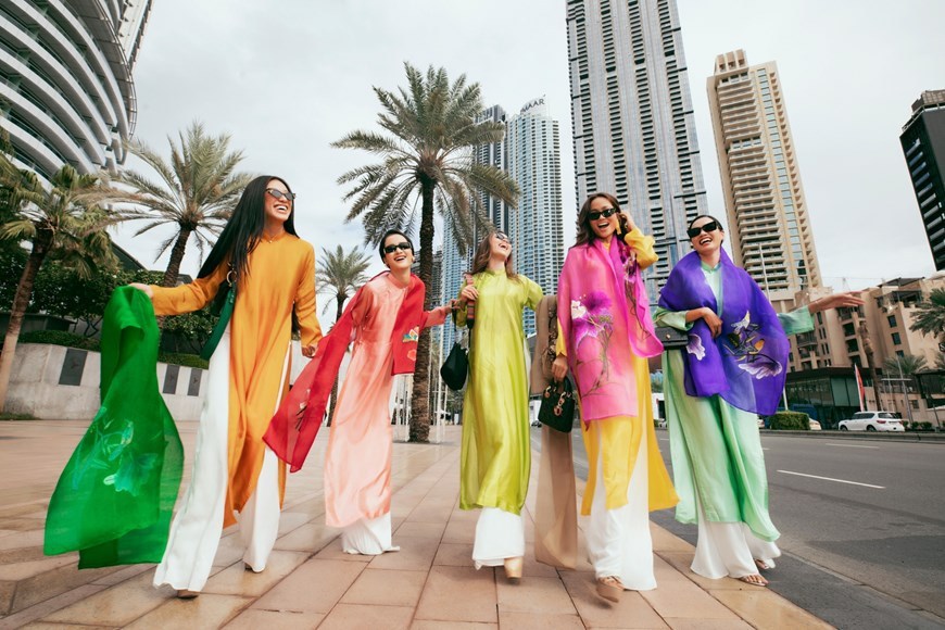 Brilla Ao dai vietnamita en las calles de Dubái