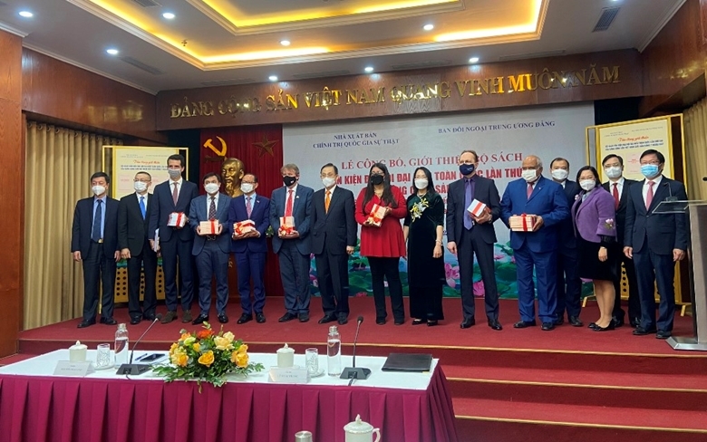 Presentación de documentos del XIII Congreso Nacional del Partido en cinco idiomas extranjeros