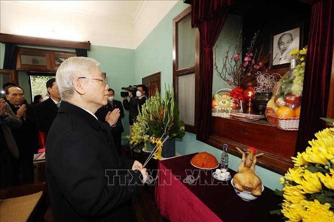 El máximo líder político ofrenda el incienso en homenaje al presidente Ho Chi Minh