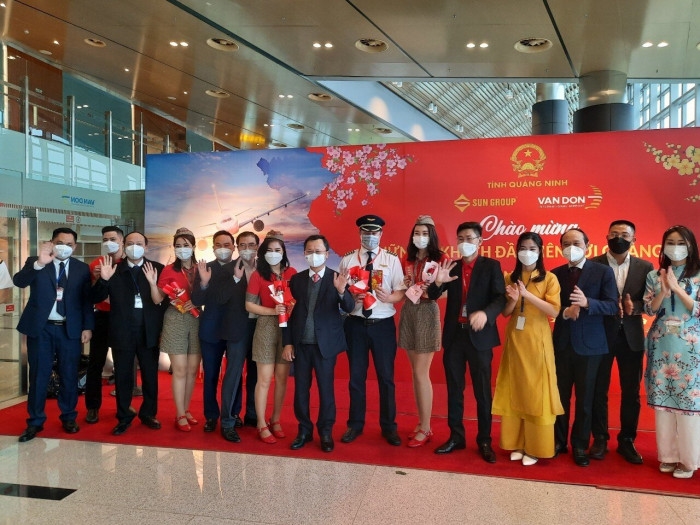 Los vuelos de Vietjet traen a los primeros turistas en el nuevo año lunar a Da Nang y Van Don