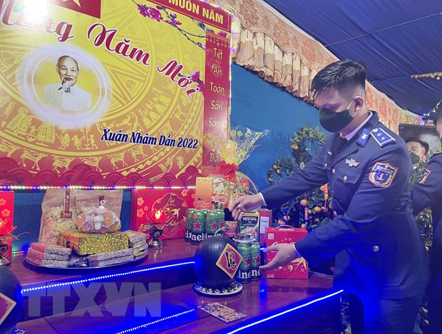 Dirigentes de defensa visitan a soldados y oficiales con motivo del Tet 2022