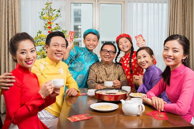 Regalar dinero para buena suerte en la fiesta vietnamita de Tet
