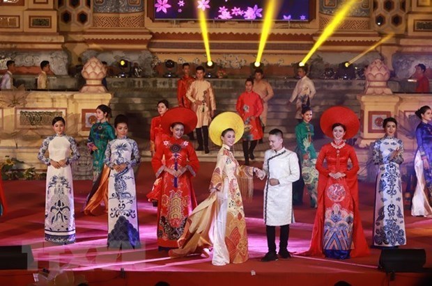 Identidad nacional se refleja en el Ao Dai, túnica tradicional de mujeres vietnamitas