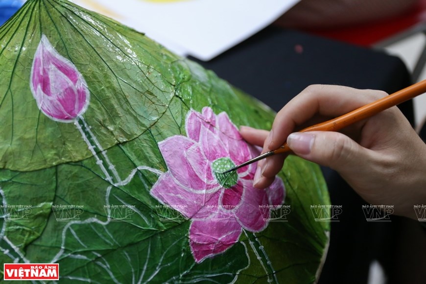 Pinturas sobre hojas de loto obras artísticas imbuidas de identidad cultural de Vietnam